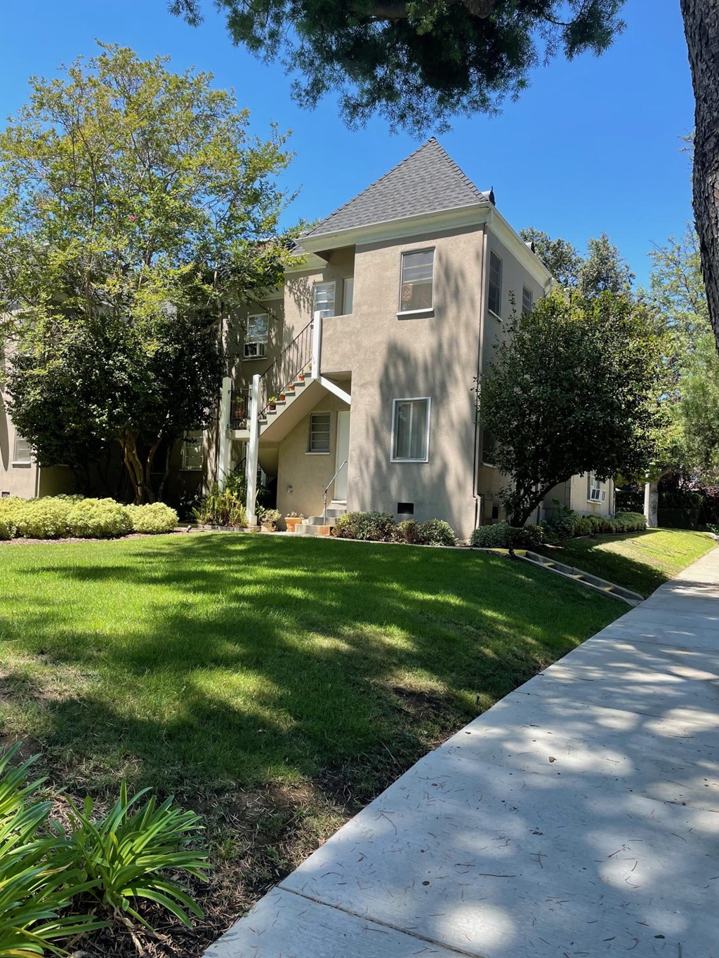 Landscaping and mature trees  of Orange Grove Apartments in Pasadena, CA.