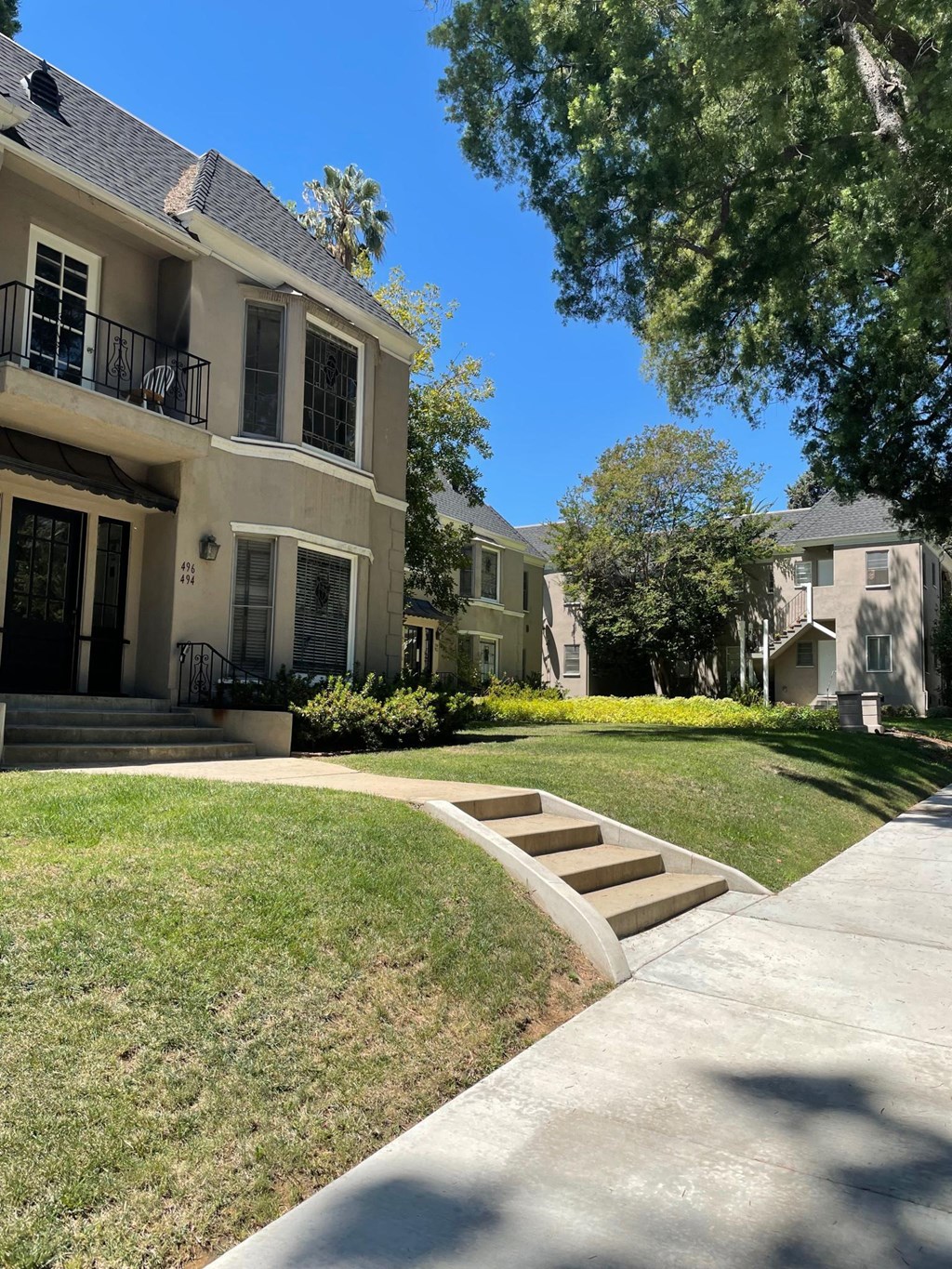 Front lawn and landscaping at the enterance to Orange Grove Apargments in Pasadena, CA.