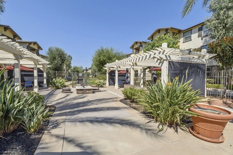 a view of the courtyard at the whispering winds apartments in pearland, tx