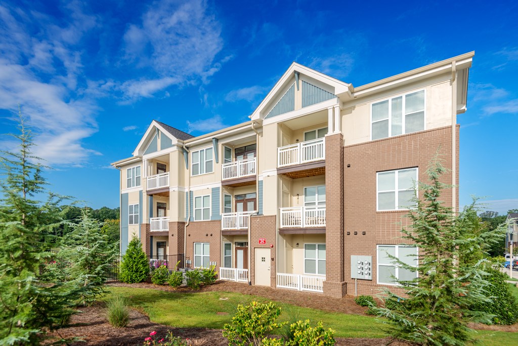 exterior view at the bradley braddock road station apartments