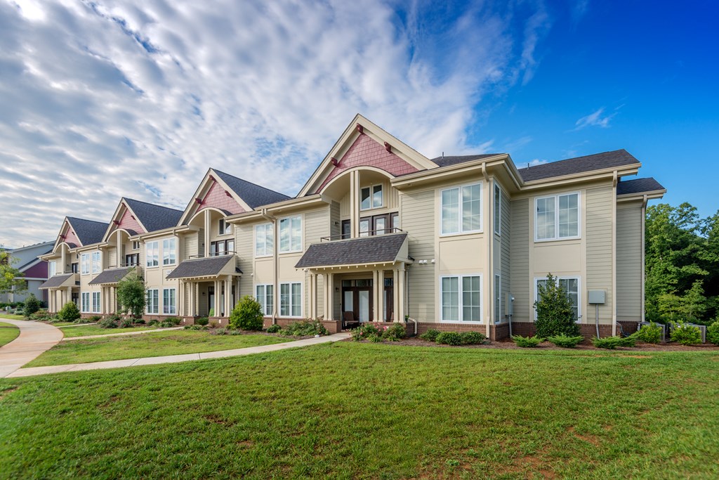 a row of townhomes with a grassy area in front of them