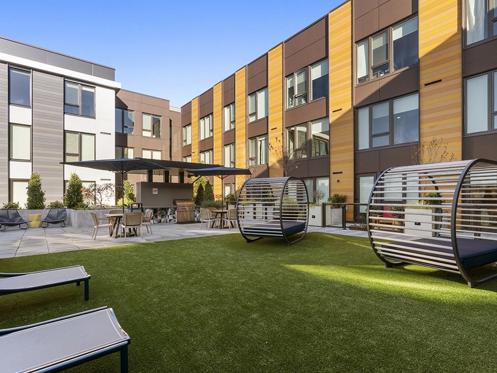 Bell Totem Lake_Tranquil Courtyard