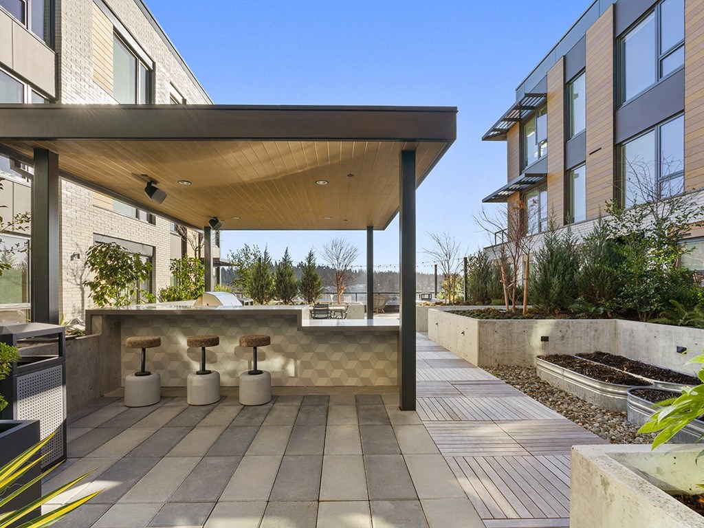 Bell Totem Lake_Grill Area