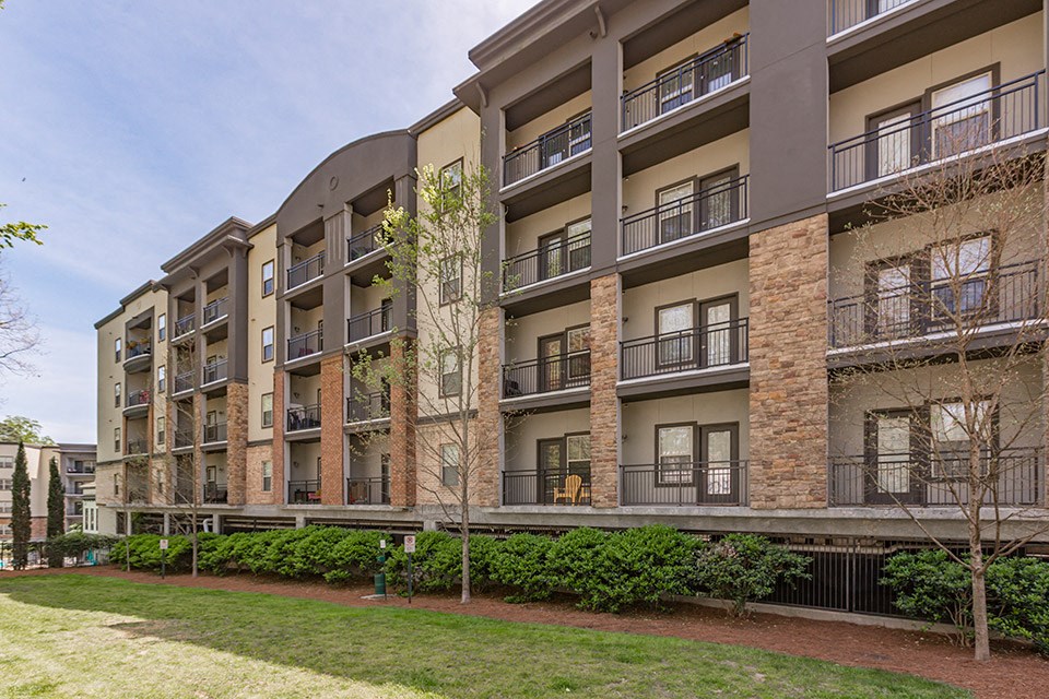 Courtyard With Green Space at Bell Perimeter Center, Atlanta, GA