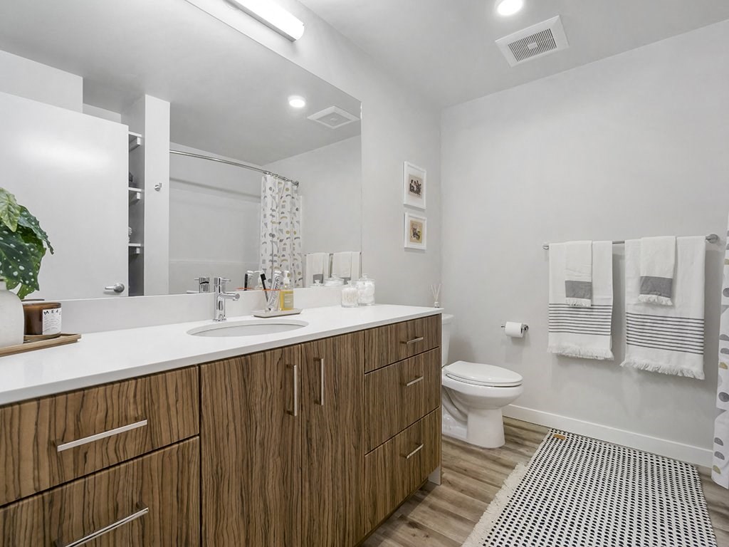 Bell Jackson Street Apartment Bathroom with tub enclosure