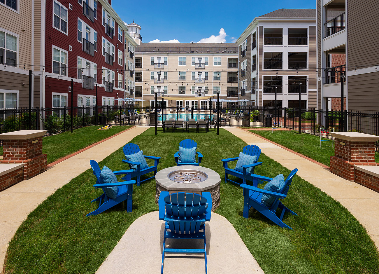 Lawn Area with chairs at Bell Annapolis on West, Maryland, 21401
