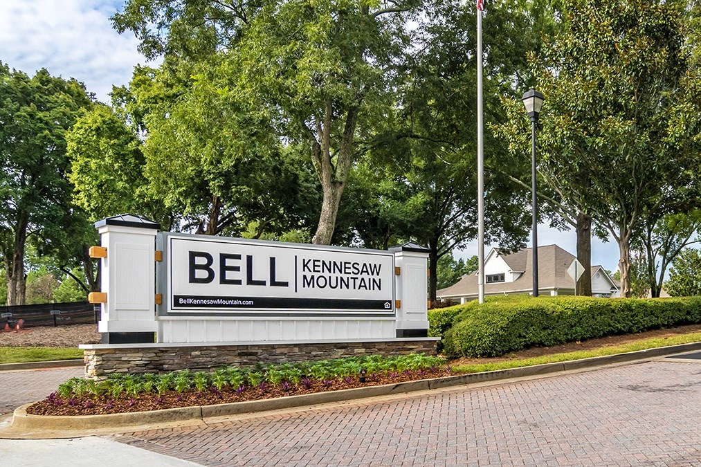 a sign mountain at the entrance to a street