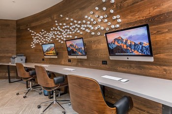 Business Center with 3 screens and seating - Photo Gallery 13