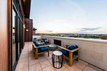 Rooftop deck with seating - Photo Gallery 19