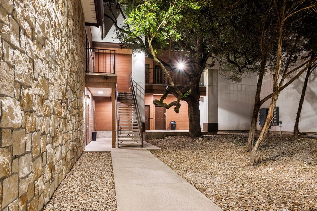 BellQuarryHill_Walkway