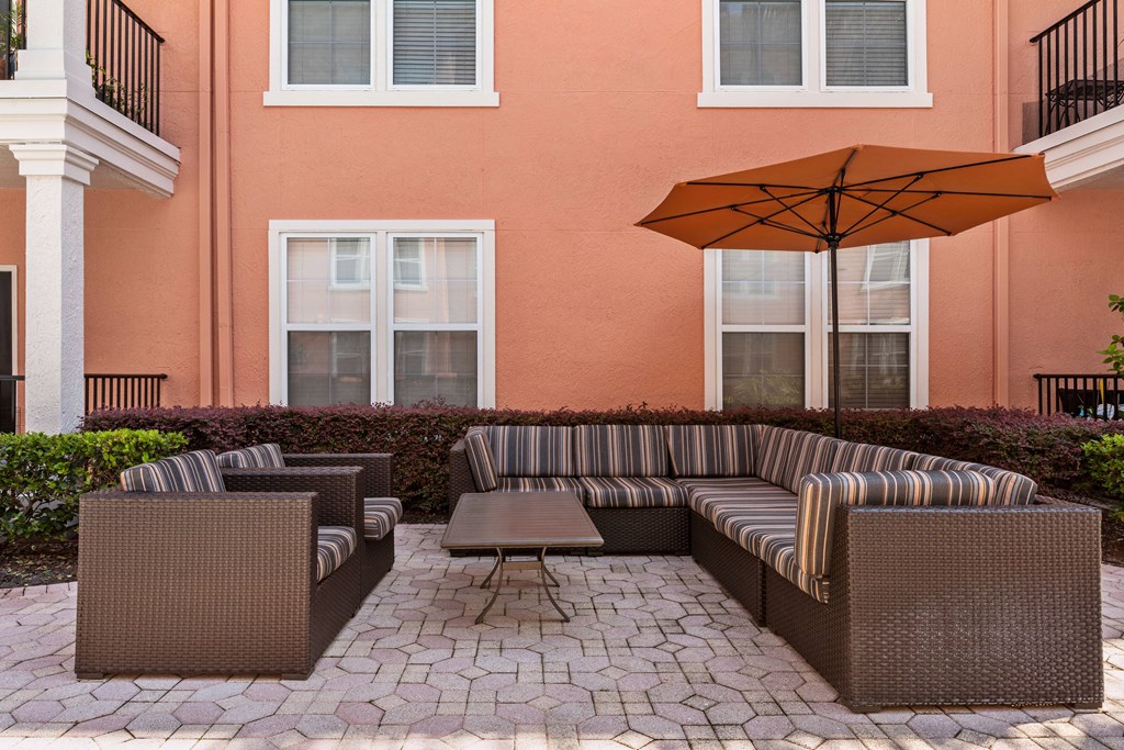 BellRiverside_PoolLounge