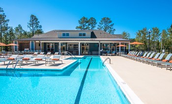 Pool view with clubhouse in background - Photo Gallery 26