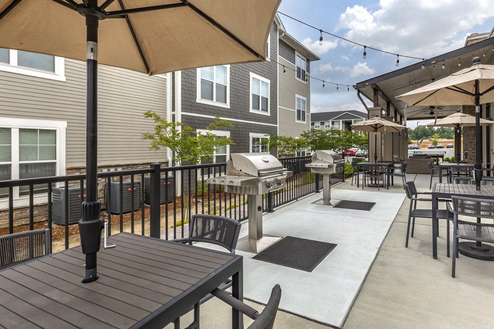 Hudson 5401 apartments outdoor patio