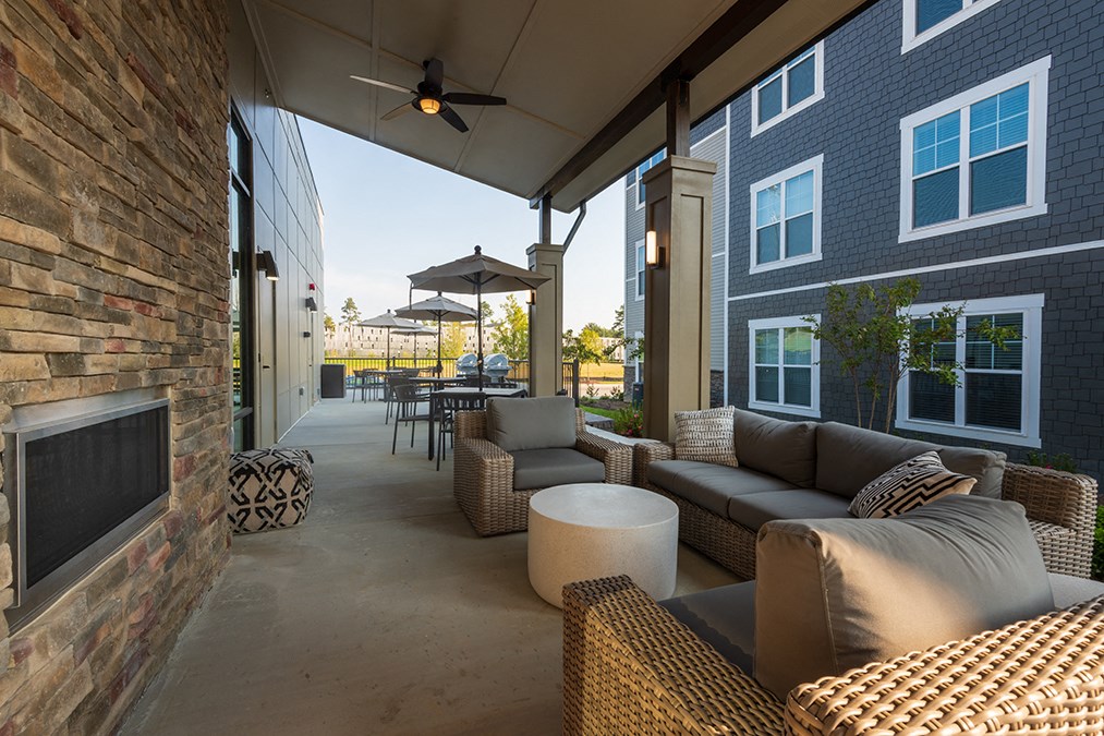 Hudson 5401 apartments outdoor patio