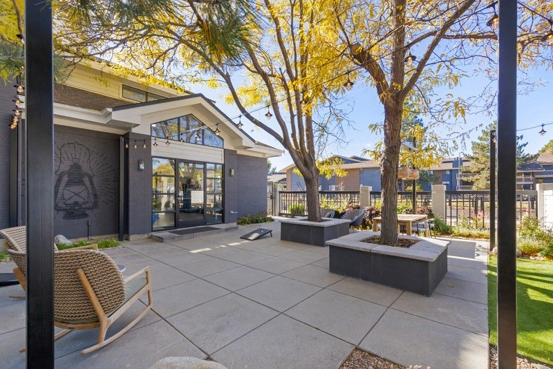 the preserve at ballantyne commons courtyard with seating and trees
