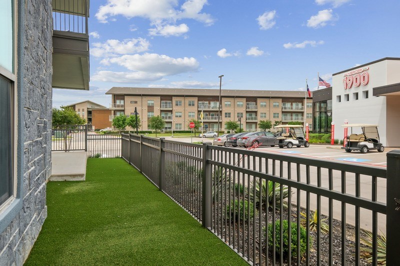 A view of a building with the number 1900 on it.