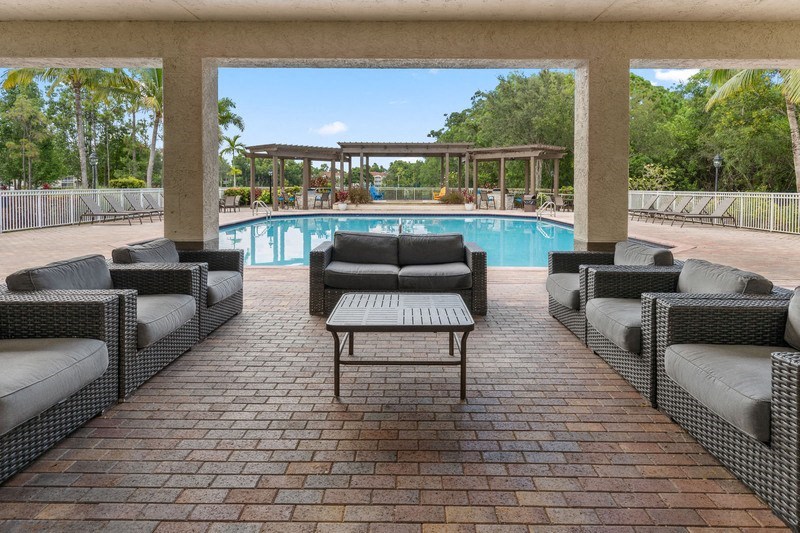 PineLakesPreserve_PoolSeating