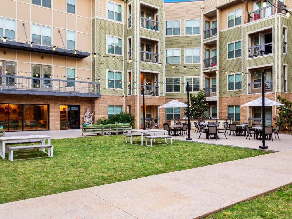 Roosevelt Arlington Commons Courtyard