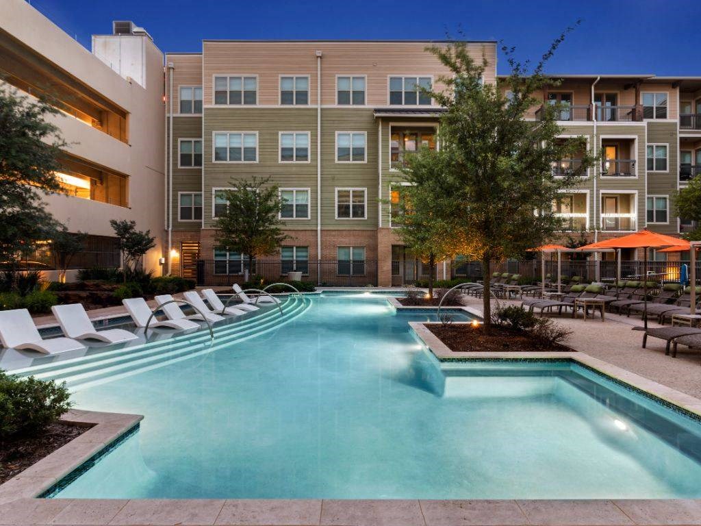 Roosevelt Arlington Commons Pool View