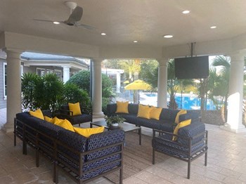Poolside Lounge - Photo Gallery 3