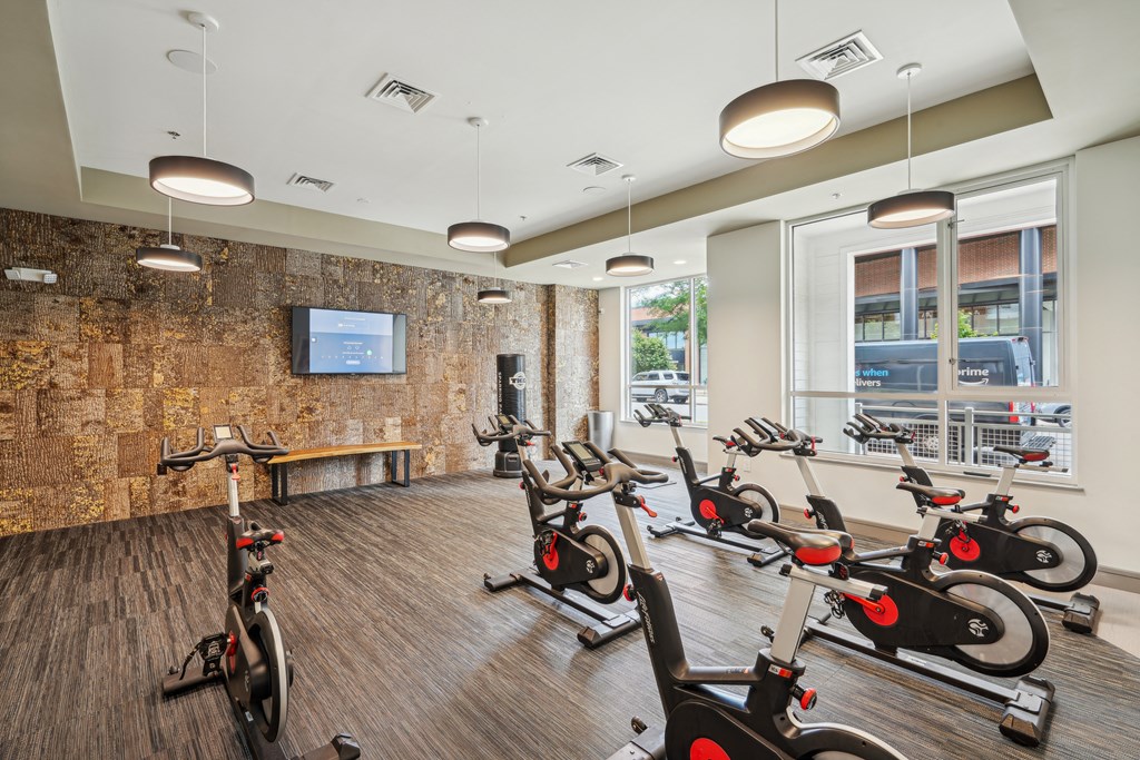 the gym at the landing at pullman apartments in pullman