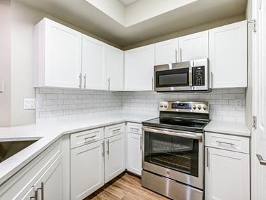 10135 Gate Pkwy N 2 Beds Apartment for Rent - Photo Gallery 1