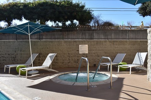 Hot tub at Encino Palms Apartments, California