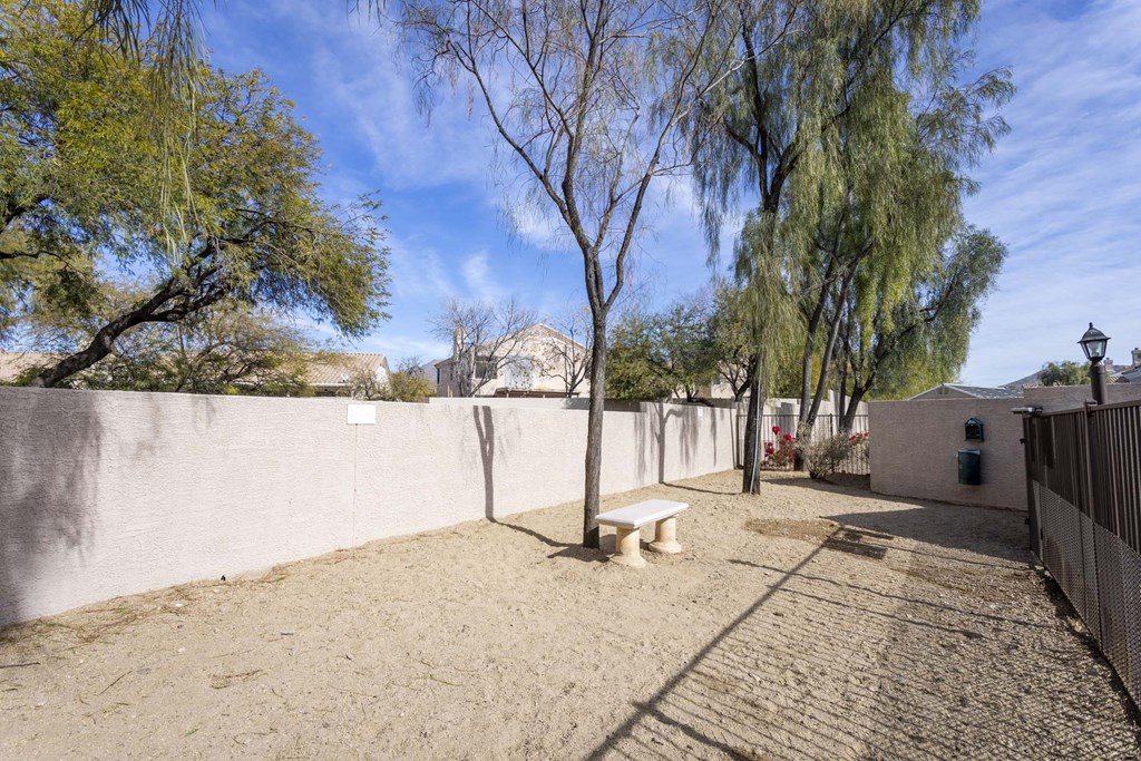 A backyard with a bench at Vintage at Scottsdale, SCOTTSDALE