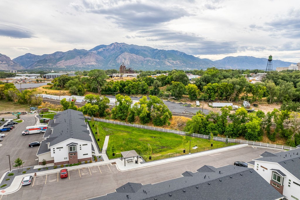 additional photo for property listing at chic digs with room to stretch out in the village 22 car