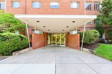 1817 N Quinn St 1-3 Beds Apartment for Rent Photo Gallery 1