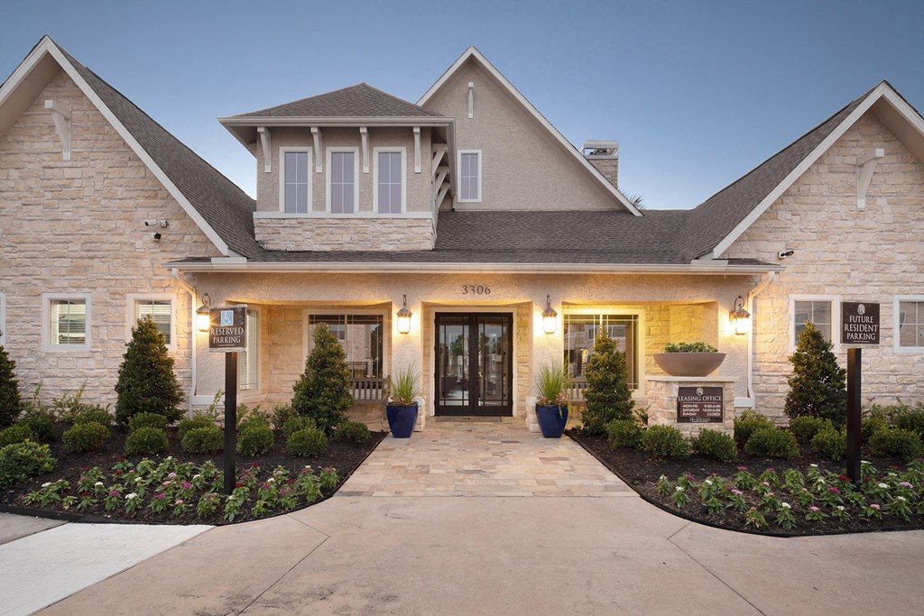 The Retreat at Cinco Ranch clubhouse entrance