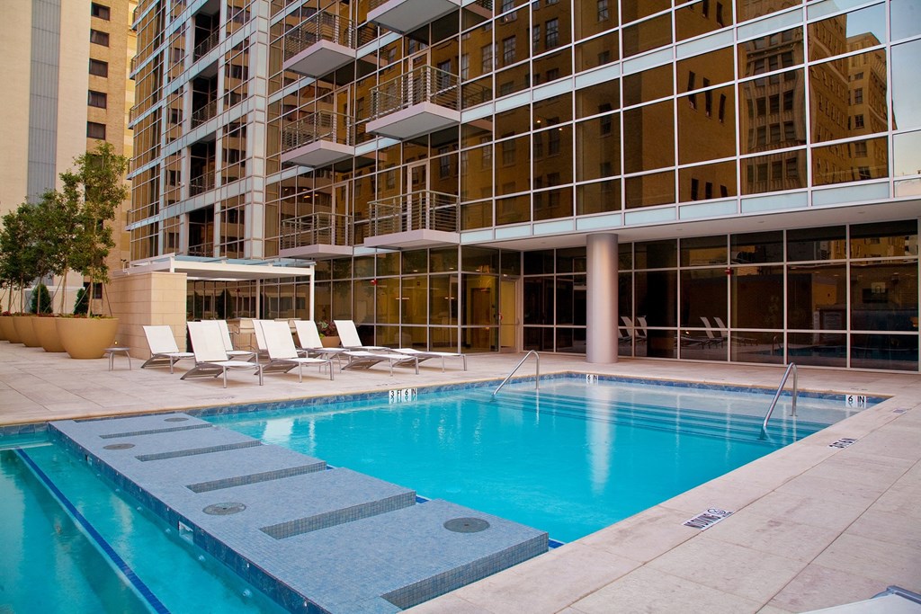 Resort-style swimming pool with sun ledge - Main 3 Downtown