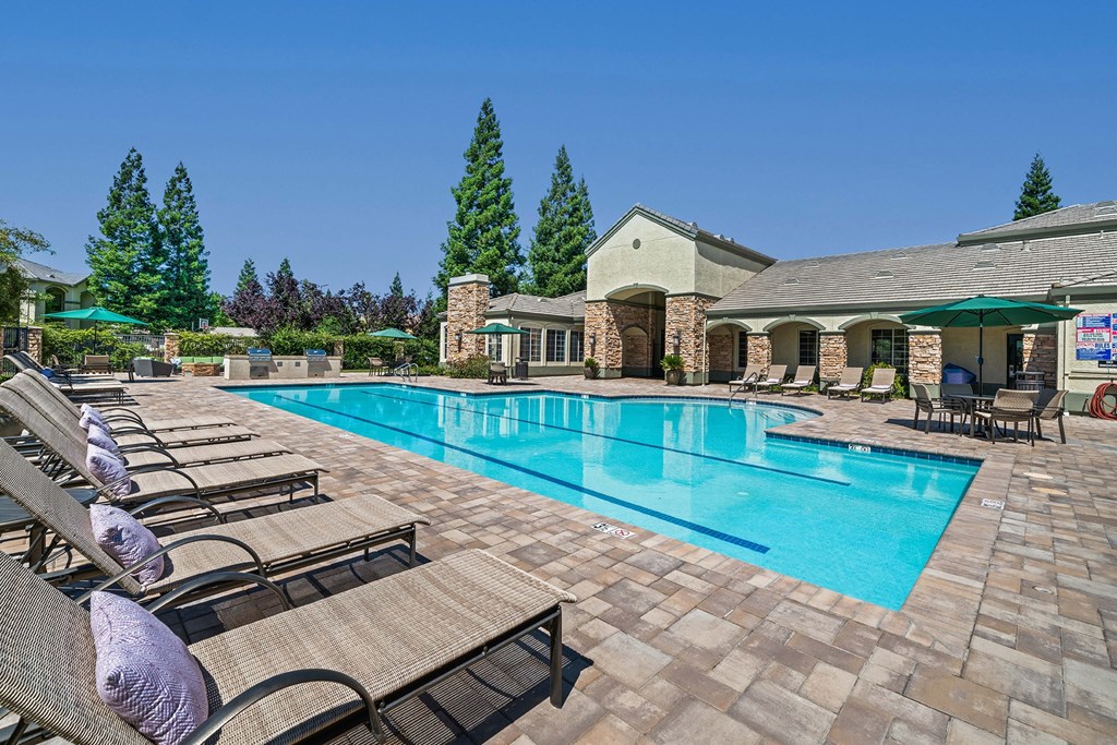 Sunning deck - Willow Spring Apartments