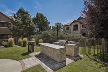 BBQ grills with picnic areas - Grand Centennial Apartments