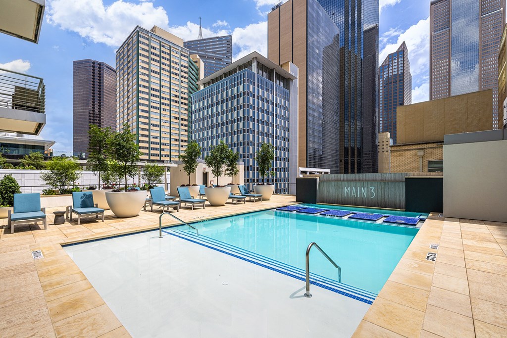 Resort-style swimming pool with sun ledge - Main 3 Downtown