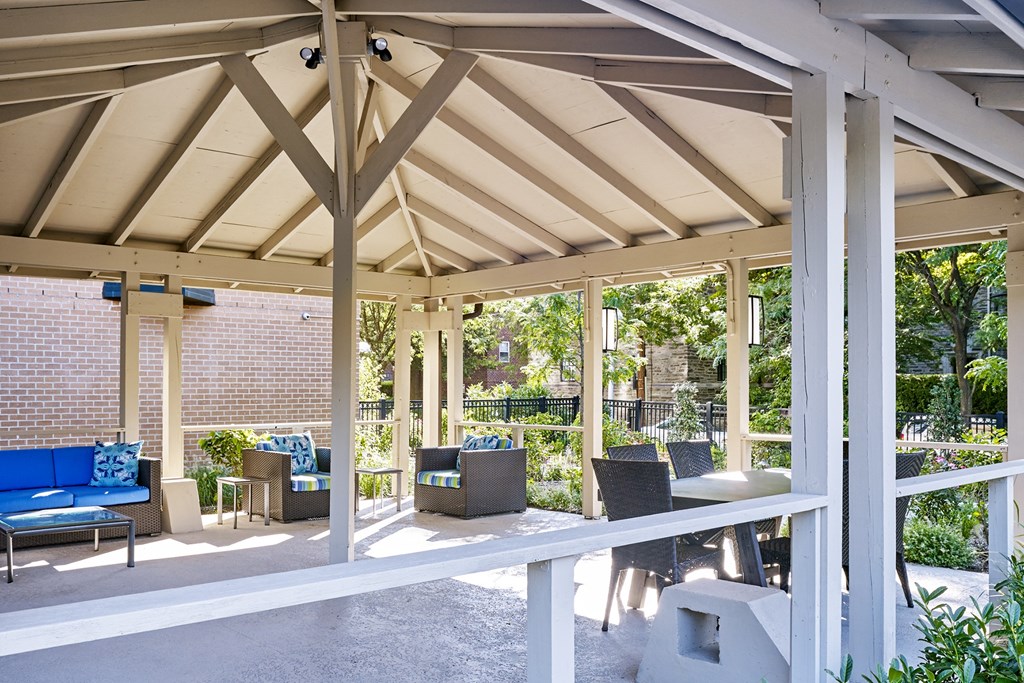 Hill House on Chestnut Hill - Outdoor seating area