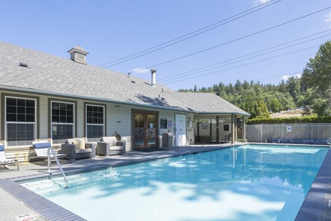 Swimming pool with forrest views - Springbrook Apartments