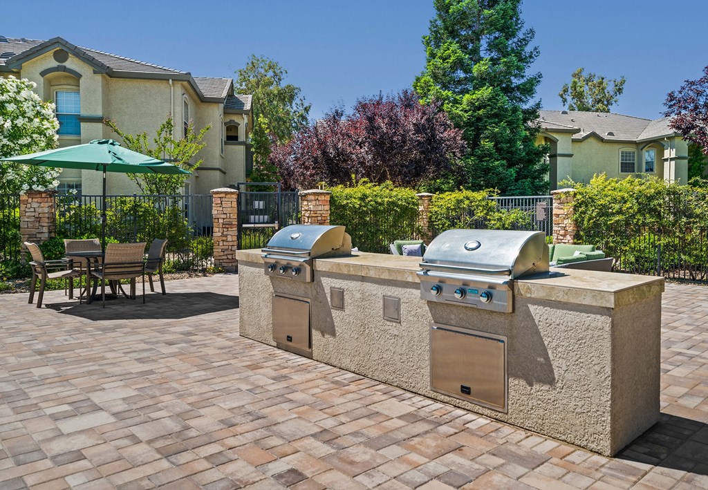 Courtyard BBQ and scenic picnic area - Willow Spring Apartments