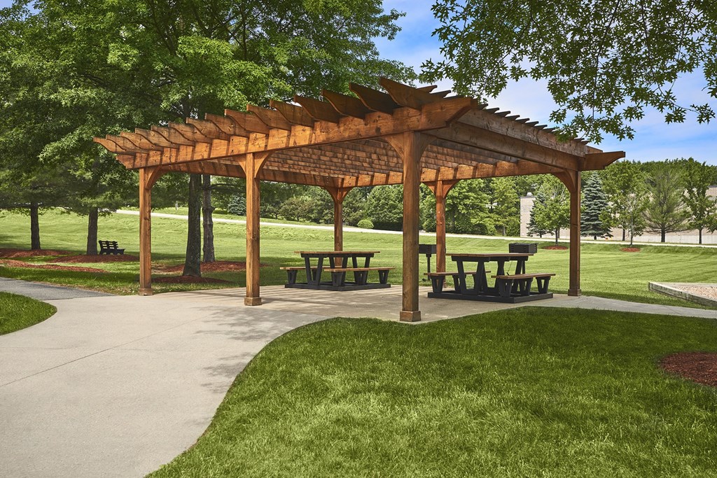 Picnic area with pergola covering - Hampshire Green Apartments