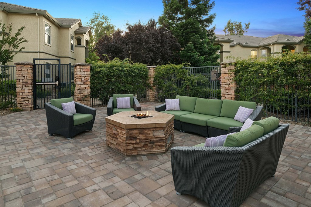 Fire pit lounge area - Willow Spring Apartments