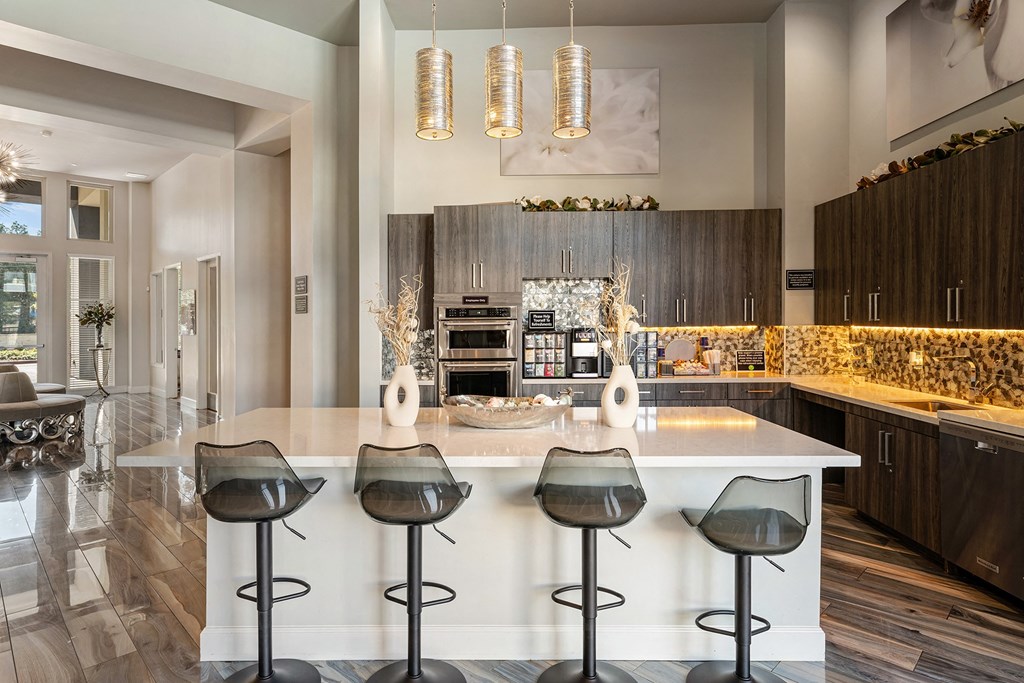 Resident café with bar stools - Everlee