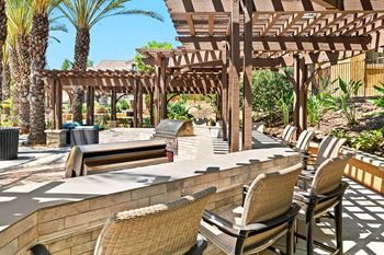 Hills of Valencia outdoor BBQ grill