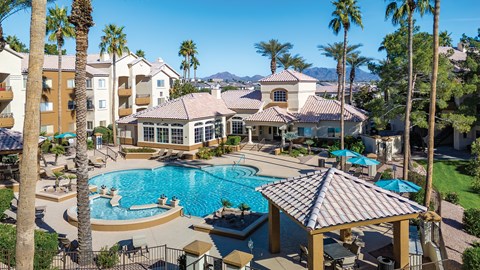 Resort-style swimming pool with heated spa - Sonterra Apartments at Paradise Valley