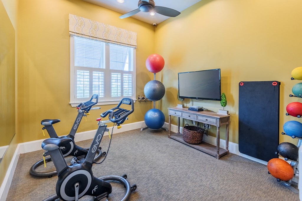 Windward Long Point Apartments - Spin studio