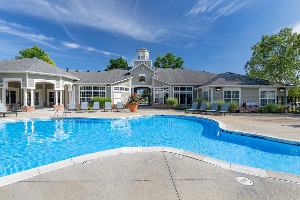 Lantern Woods Apartments - Saltwater swimming pool with sundeck