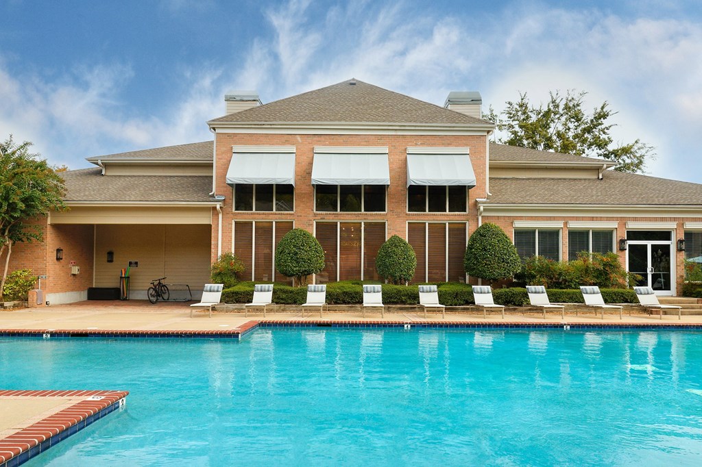 The Vineyards resort-style pool and surrounding sundeck