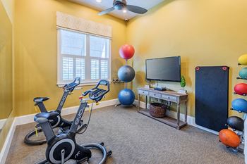 Windward Long Point Apartments - Yoga/pilates studio