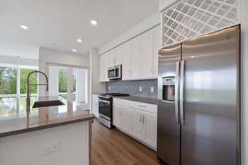 Full-height backsplash - Stonehill at West Orange