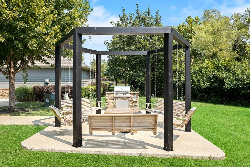 Carrington Place at Shoal Creek - BBQ grills with social area