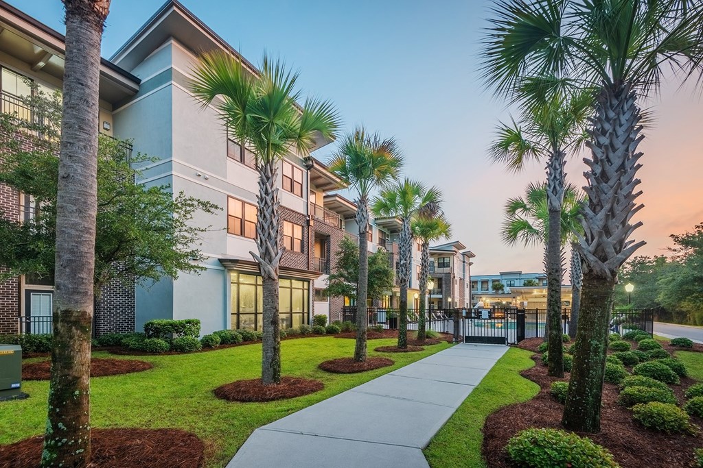 Centre Pointe Apartments landscaped walkway to pool area